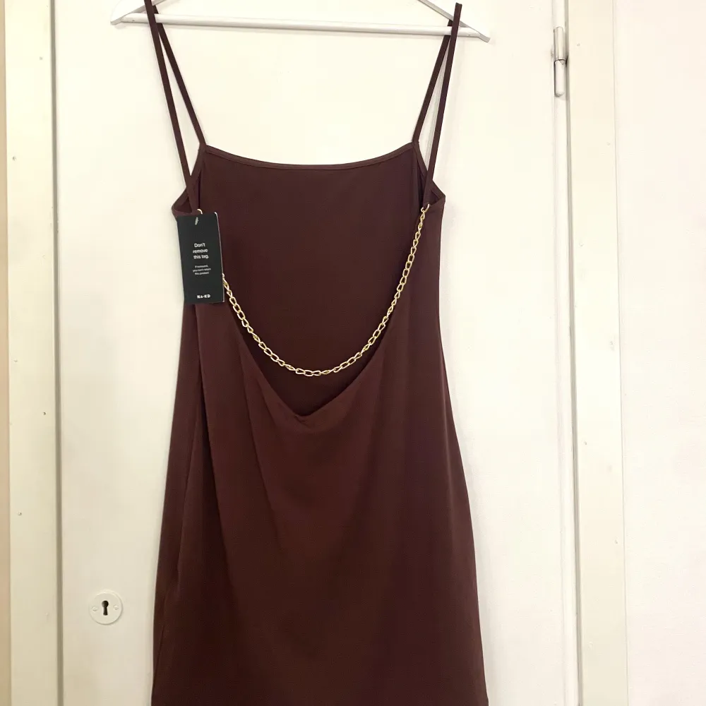 Säljer denna klänning från nakd i nyskick med lappar kvar. Den är i storleken L men passar även en M. Säljes för 90kr+frakt❤️. Klänningar.