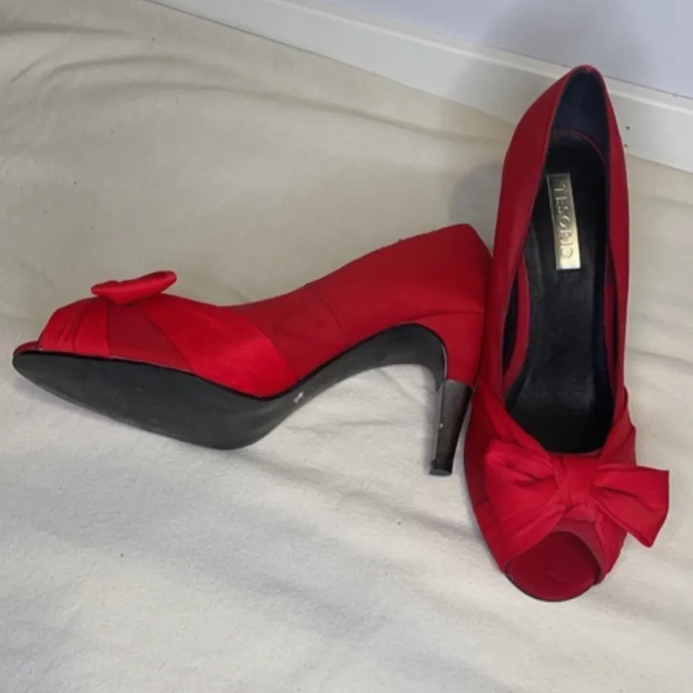Röda högklackade skor, använt en gång. Storlek 40. . Skor.