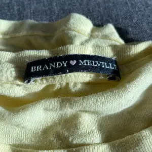 Ljusgul t shirt från brandy Melville. 