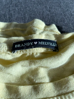 Brandy Melville T-Shirt - Ljusgul t shirt från brandy Melville. 