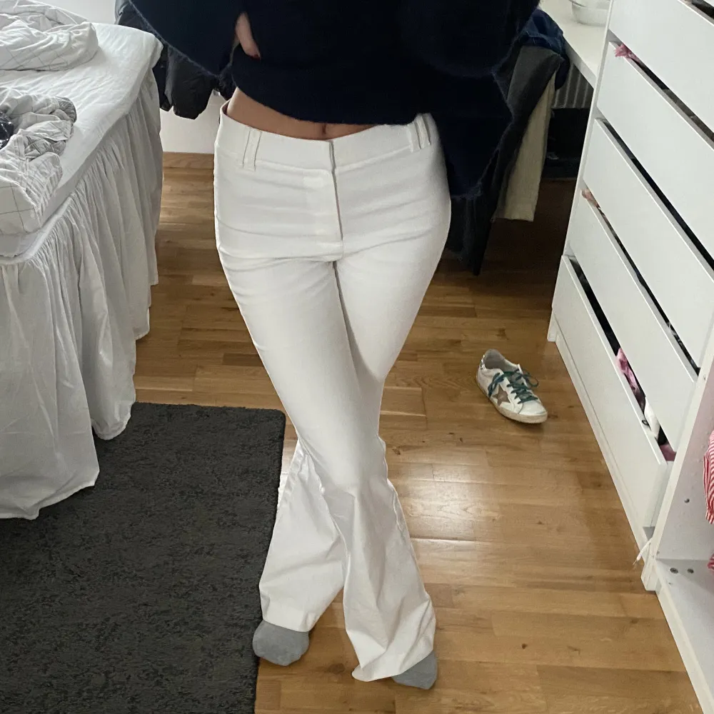 vita kostymbyxor från zara!!. Jeans & Byxor.