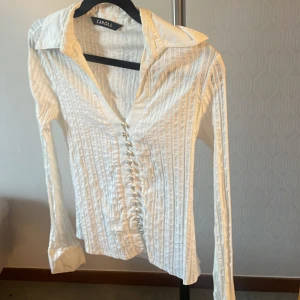 Caroll blus - Caroll blus som är sparsamt använt ä. Står inget storlek men passar mig som har xs-s