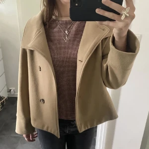 Gina kappa - En super fin brun/beige kappa från Gina! Köpt för 599🥰