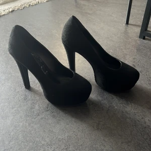 Klackskor 39 - Klackskor i sammet med högre klack Svarta  Tiamo Storlek: 39  Sparsamt använda