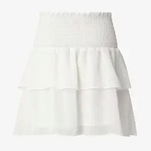 Säljer denna fina kjol från zalando pgd den aldrig har kommit till användning   ny pris 500