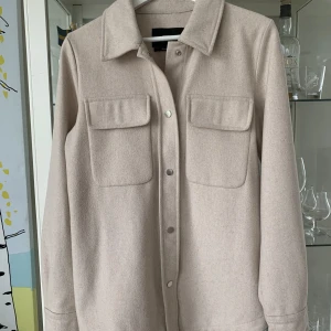 Skjortjacka ullmix  - Jättefin skjortjacka från Bik Bok. Stl XS, något oversized modell. Snygga knappar. Perfekta vårplagget! 🌱☀️ Jättefint skick! 