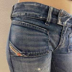 Ett par supercoola vintage disel industry jeans!💕 Säljer pga för små för mig   Midjemått: 39x2  Innerbenslängd 84Cm Benbredd: 23 Cm  Skriv för mer information😇 