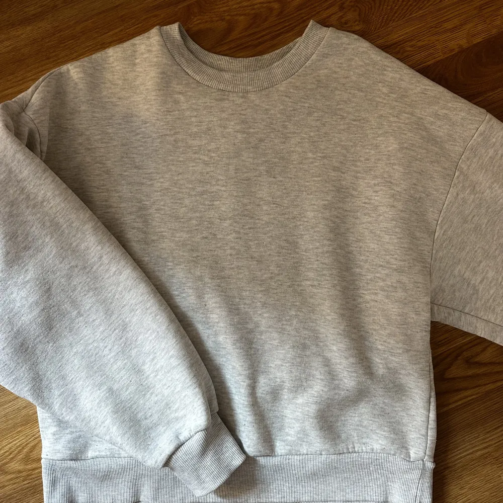 Grå sweatshirt från GinaTricot i storlek S💗 säljer då den inte kommer till användning💗. Tröjor & Koftor.