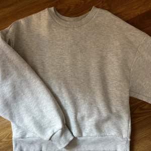 Grå sweatshirt från GinaTricot i storlek S💗 säljer då den inte kommer till användning💗