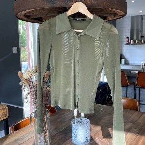 Glittrig mesh-skjorta  - Sparsamt använd grönglittrig skjorta 