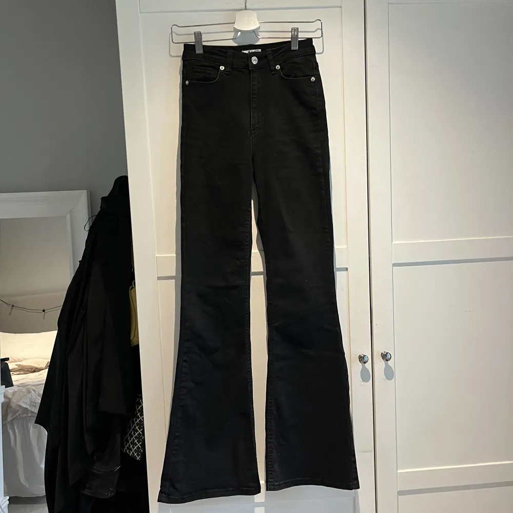 Svarta jeans med bootcut från Nakd 🤍. Jeans & Byxor.