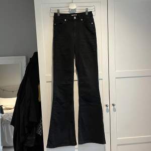 Svarta jeans med bootcut från Nakd 🤍