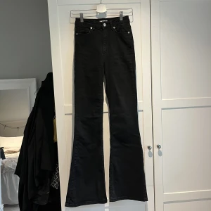 Svarta jeans bootcut - Svarta jeans med bootcut från Nakd 🤍
