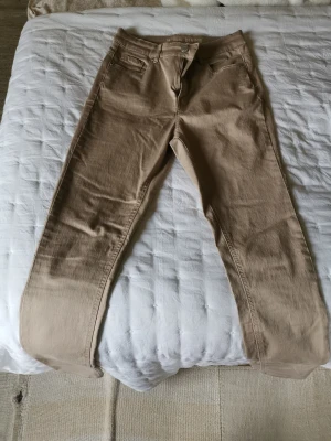 Kapp ahl Stella jeans st 38 - Nya, endast prövade, sen legat i garderoben. Beiga i färg och har stretch. Kommer från ett rök och djurfritt hem. Fint skick. 