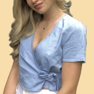 Blå blus med knytning - 💗Blå blus från Pull&Bear. Knyt i sidan och knappt på insidan. Inga hål eller fläckar. 💗