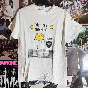 Vintage tröja - Helt sjukt snygg tröja! Garanterat att den här kommer bli nåns nya favorit tröja! Tyvärr så finns det små hål:/ dm vid frågor och fler bilder:)