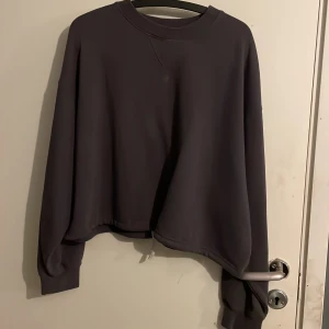 Grå crewneck - Grå crewneck från Bik Bok. Storlek M. Har en fläck men går lätt bort i tvätten.