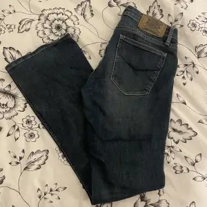 Lågmidjade Boutcut jeans. Midja 27, längd 31