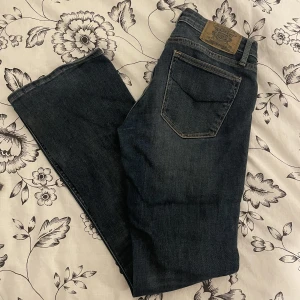 Crocker jeans - Lågmidjade Boutcut jeans. Midja 27, längd 31