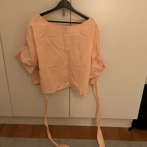 Tröja - Tröja från Lindex med knyt där bak. En gång använd. Inga defekter 