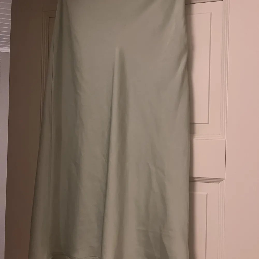 En jätte fin grön satin kjol från hm😍kjolen har två små fläckar se bild tre😘skriv gärna frågor💕. Kjolar.
