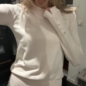 Långärmad top - Beige tröja från zara! Storlek s. Obs lite nopprig på höger underarm men inget som man tänker på