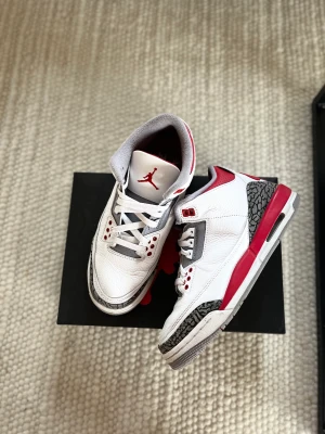Jordan 3 Fire red - Ett par riktigt snygga Jordan 3 Fire red som endast använts fåtal gånger. Säljer då de blivit för små för mig. I väldigt fint skick. Storlek 40☺️Pris kan diskuteras 