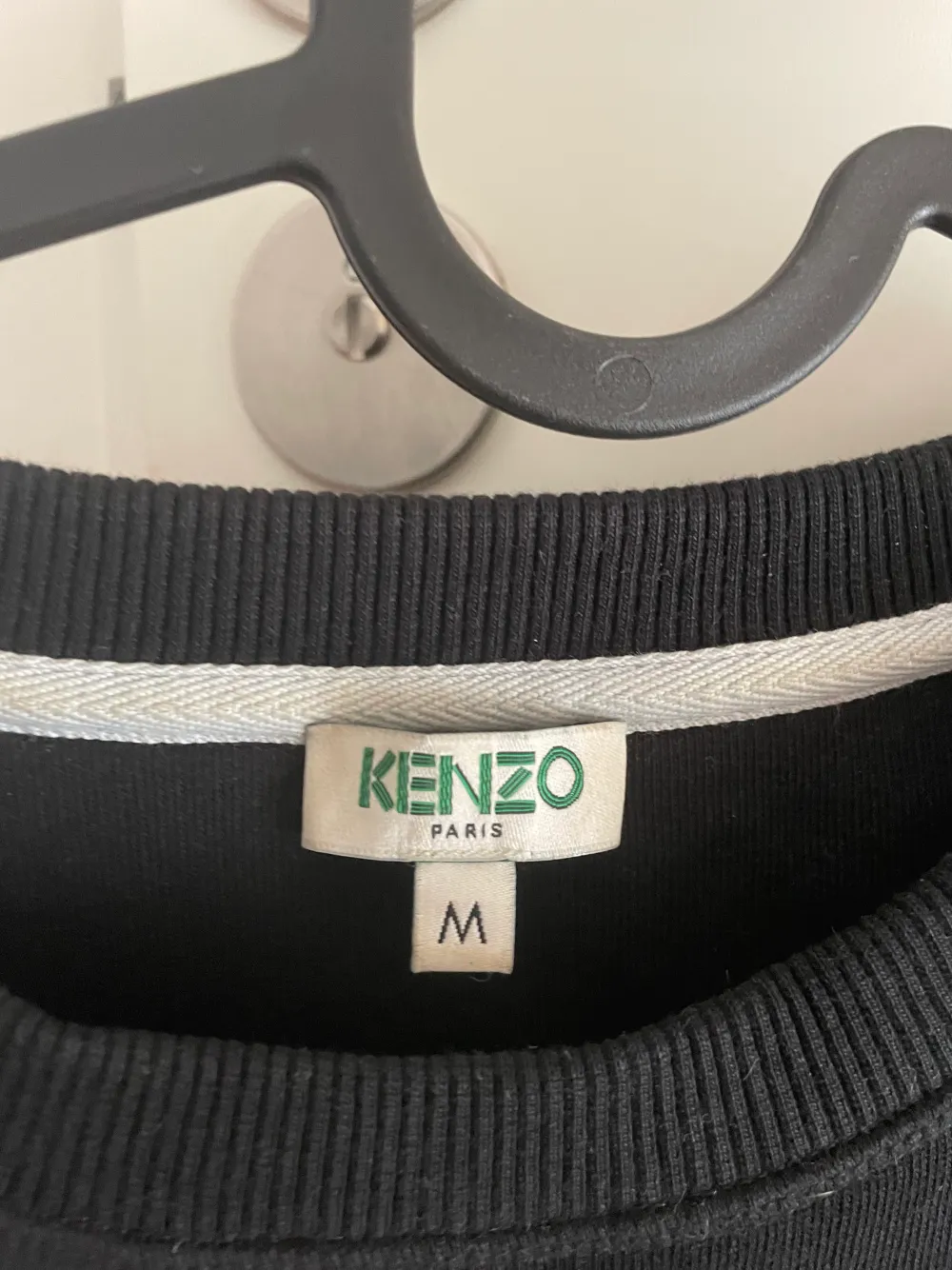 Äkta Kenzo tröja som aldrig kommer till användning. Använda 1 gång. Skriv till mig om du vill se min order bekftelse för att se att den är äkta. Tröjor & Koftor.