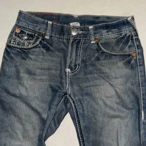 Billy bootcut true religion  - Ett par sjukt feta trueys med svart och vit stitching bra skick alla knappar är på förutom en på framsidan som ej märks. Köparen står för frakt. DM”a mig för frågor pris kan diskuteras 💪💛