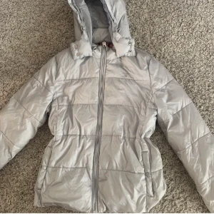 Grå Gant jacka - Grå gant jacka i storlek S och i bra skick, perfekt till vintern.