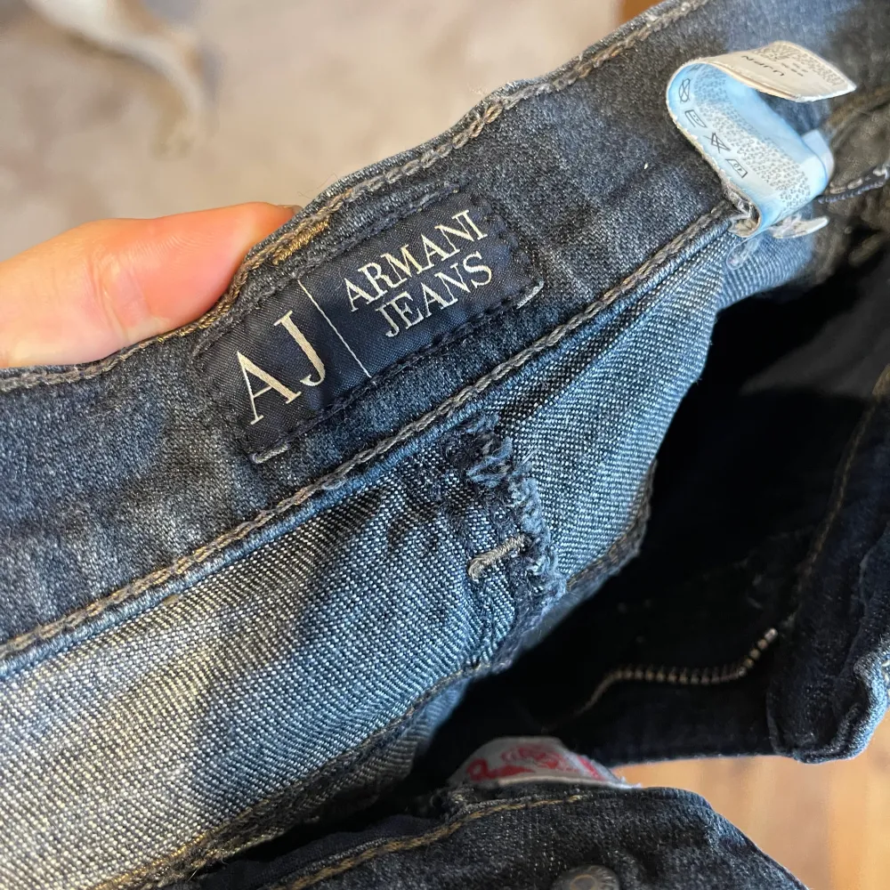 Jeans från Armani Jeans. Lite vintage inspirerande. Tänkte sy de lågmidat men har inte tid till det. Passar XS/S. Jeans & Byxor.