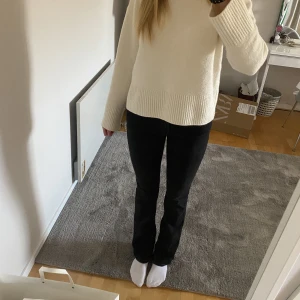 Zara jeans💗 - Säljer dessa as snygga zara jeans i low waist som inte kmr till användning pga att dom är lite små💗 Använda men har inga defekter, köptes för ca 9 månader sen❤️ Köptes för 400, säljer för 250🙌💗