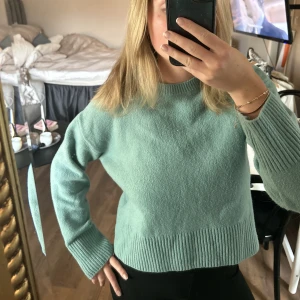 Stickad &otherstories tröja - Stickad tröja från &otherstories, älskar färgen men passar inte min färg på håret:/ denna färgen finns inte att köpa på hemsidan längre!