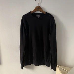 Svart h&m finstickad tröja - Säljes! 100% bomull.