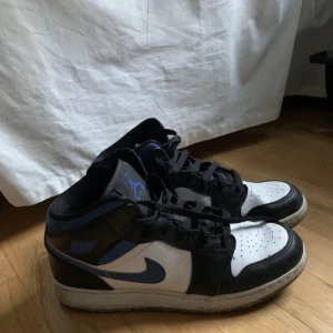Air Jordan 1 Mid White Racerblue - Säljer mina hyfsat nya Jordans i färgen white racer blue i bra skick. Air Jordan Klistermärket ingår om någon vill ha det, priset kan diskuteras❤️