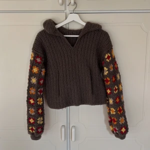 Virkad tjocktröja - Egen virkad tjocktröja i brunt, och höst färjat garn. 