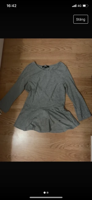 Topp - Grå söt topp i fint skick förutom att den har en fläck men går nog bort i tvätten