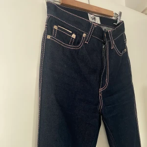 EYTYS Jeans  - EYTYS jeans modell purple velvet med rosa söm. 100% cotton. Använt få gånger, ser nästan oanvända ut 