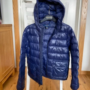 Som ny Ralph Lauren höstjacka strl 12-14 år - Säljer min fina RL jacka då den är liten för mig. Den är som ny. Köpt på kidsbrandstore för ca 2000 kr ❤️