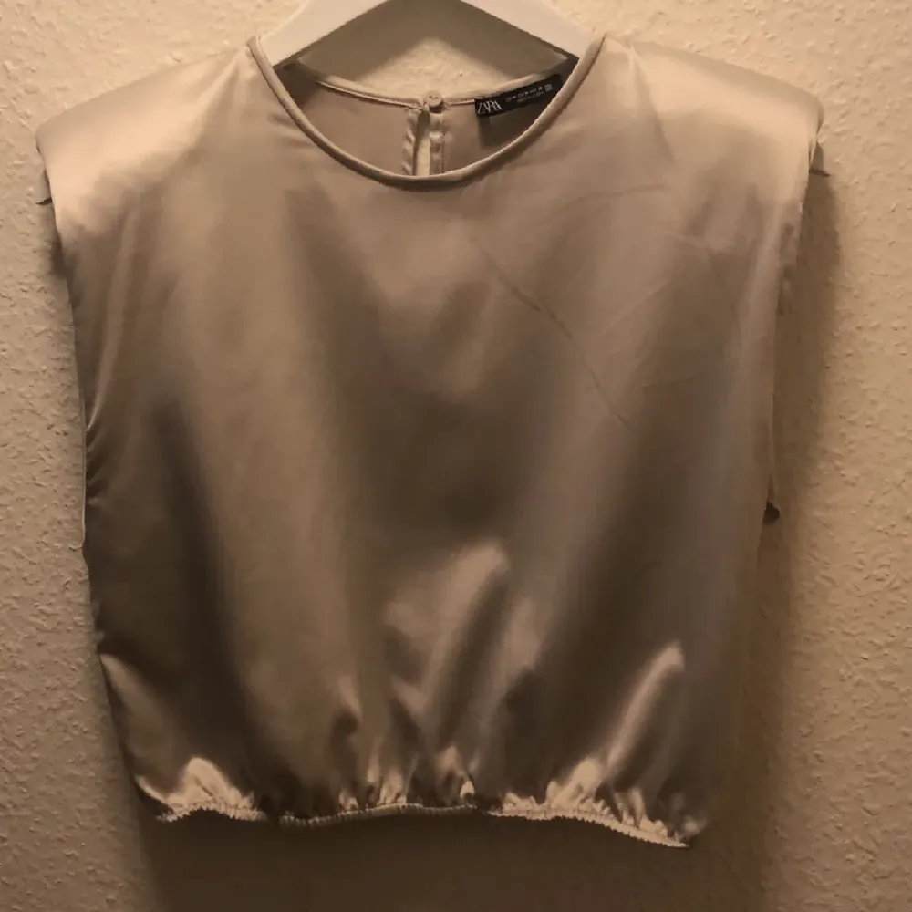 Beige tröja med axelvaddar i sidenliknande material från Zara. Använd 1-2 gånger. Storlek M. . Toppar.