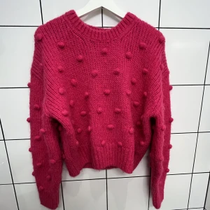 Rosa stickad tröja - Jätte gullig mörkrosa stickad tröja, knappt använd💞 pris går att diskutera!