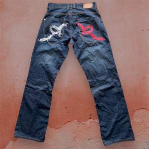 Vintage jeans från Rocawear, baggy 90s fit. Mått innerben 85cm. Jättefint skick & svinsnygga!!  Kolla gärna min sida för fler jeans i olika modeller o storlekar!!