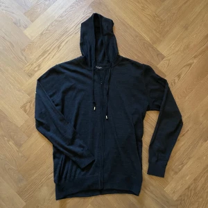 Kashmir liknande zip hoodie - Säljer min stickade zip up hoodie från sand copenhagen i nyskick. Nypris: 3000kr, mitt pris: 950kr! Skriv till mig för mer bilder eller frågor! Pris kan diskuteras. SÄNKT PRIS