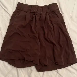 Bruna pösiga shorts från H&M!🙌 Aldrig använda då det var fel storlek. De är i linneliknande material!👌