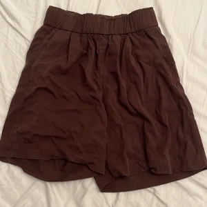 Bruna linneaktiga shorts - Bruna pösiga shorts från H&M!🙌 Aldrig använda då det var fel storlek. De är i linneliknande material!👌