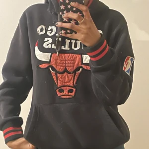 Chicago bulls hoddie - En oversized chicago bulls hoddie, från addidas! Perfekt för vintern! För fler frågor tveka inte att skriva🤍