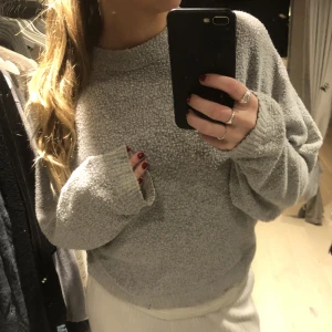 Grå sweatshirt - Fin men använd tröja. Den är ganska nopprig men de borde gå att få bort om man inte vill ha de💞