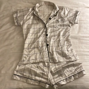 Satin pyjamas - Satin pyjamas, använd ett fåtal gånger :) lätt slitet på en del ställen i tyget, men inga hål. Annars fint skick. Shortsen har resår i midjan. Säljer då den sällan används.