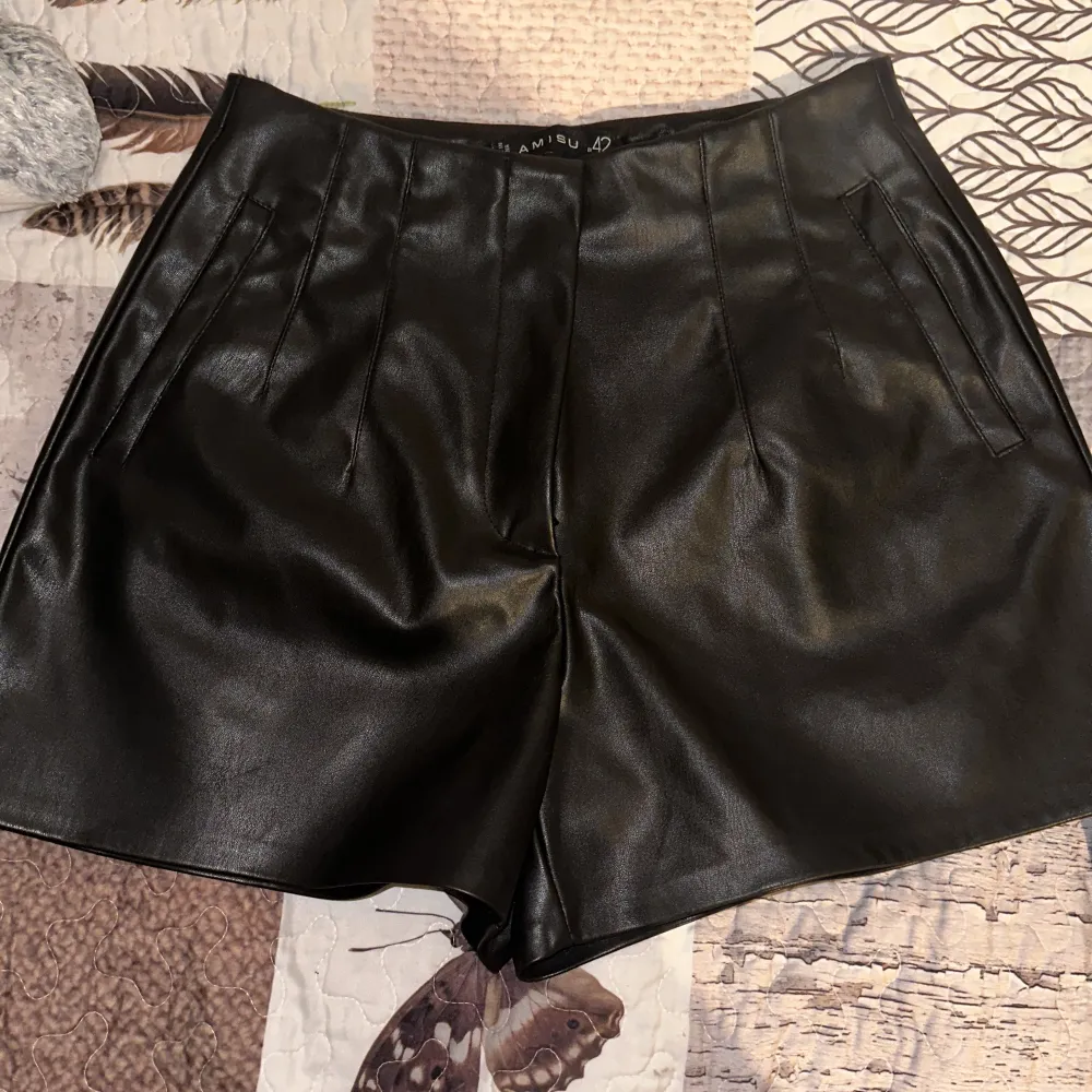 Shorts i faux läder. Perfekt inför höst/vinter säsongen och passar för alla tillfällen!😍 . Shorts.