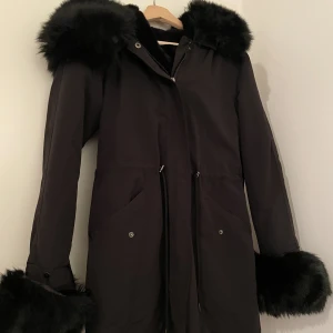 Jacka med avtagbar päls - Stor mysig fodrad luva med avtagbar päls på både ärmar och huva